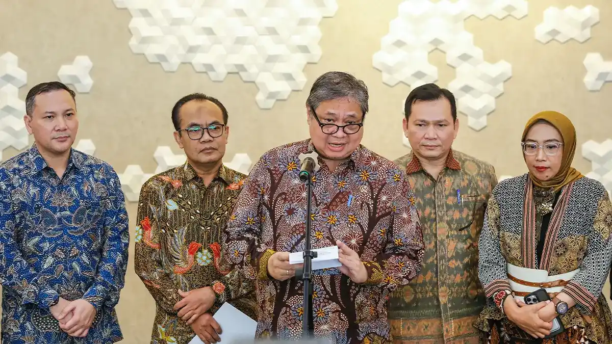 Airlangga Hartarto speaking at press conference in Jakarta