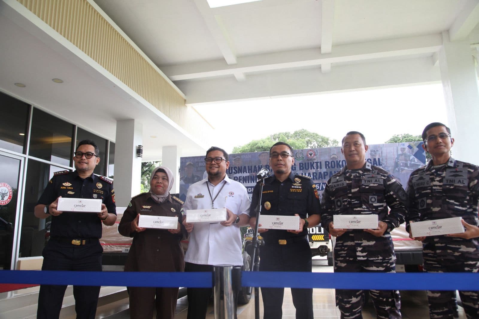 Bea Cukai Riau Hancurkan 25,6 Juta Rokok Ilegal Senilai Rp12,8