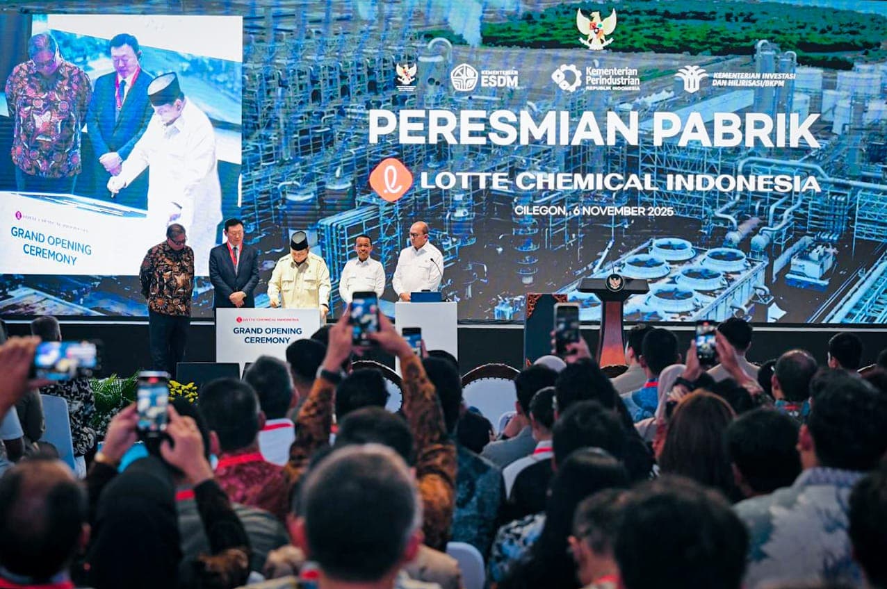 Resmikan Pabrik Petrokimia Lotte Rp62,4 Triliun di Cilegon